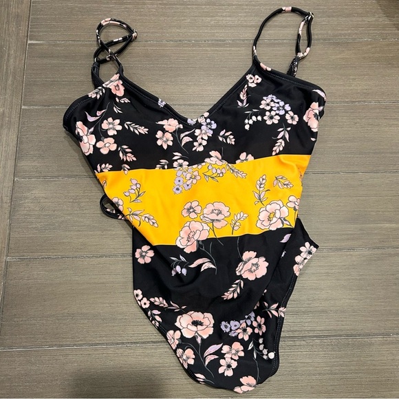 GB - Gianni Bini Swimsuit - Picture 3 of 7